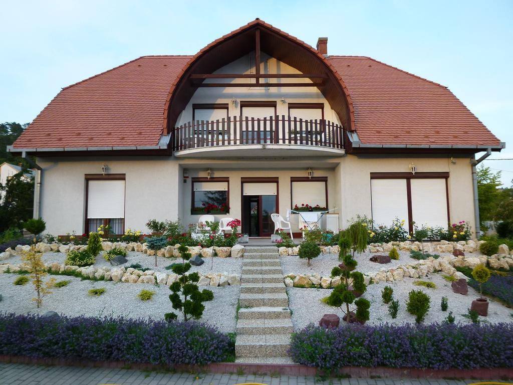 Kati Villa Vonyarcvashegy Bilik gambar